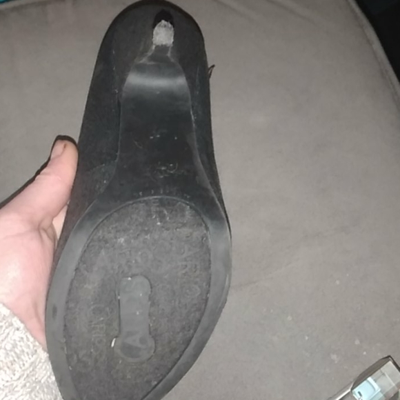 Heelss - Picture 2 of 3